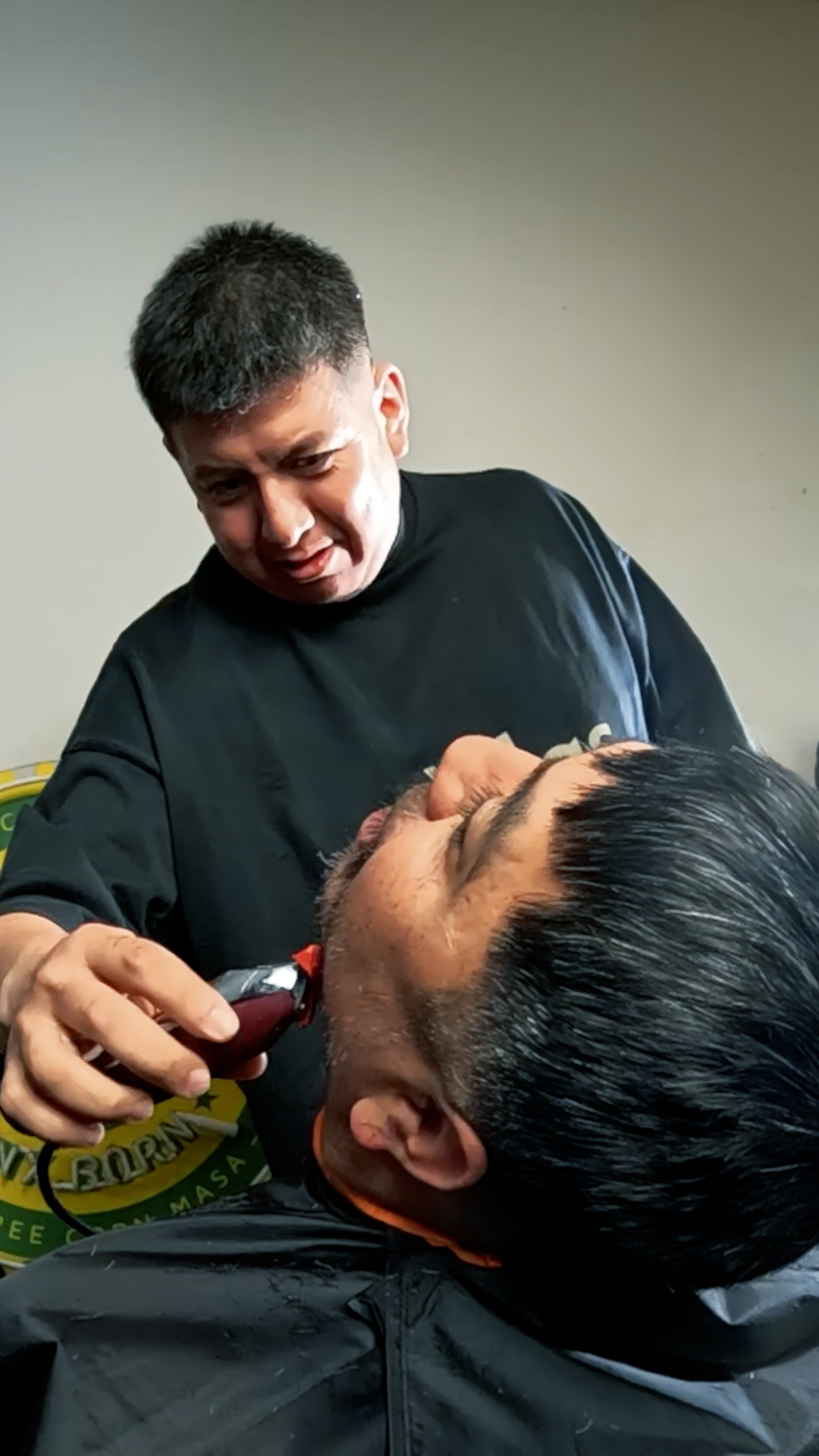 Isrrael Veliz detallando la barba de un cliente